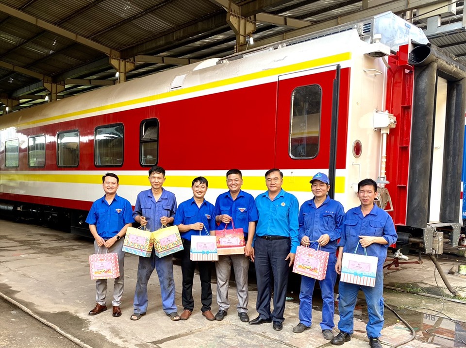 Công đoàn Công ty Cổ phần Xe lửa Dĩ An thăm hỏi, động viên công nhân lao động tại nơi làm việc. Ảnh: CĐN