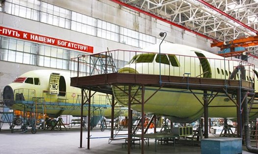 Máy bay TU-214 trong xưởng của một nhà máy sản xuất máy bay của Nga. Ảnh: TASS
