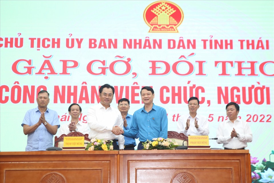 Vừa qua, trong Tháng Công nhân 2022, ông Trịnh Việt Hùng - Uỷ viên dự khuyết Ban Chấp hành Trung ương Đảng, Chủ tịch UBND tỉnh Thái Nguyên (bên trái) đã có cuộc đối thoại với CNLĐ. Ảnh: CĐTN