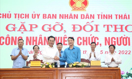 Vừa qua, trong Tháng Công nhân 2022, ông Trịnh Việt Hùng - Uỷ viên dự khuyết Ban Chấp hành Trung ương Đảng, Chủ tịch UBND tỉnh Thái Nguyên (bên trái) đã có cuộc đối thoại với CNLĐ. Ảnh: CĐTN
