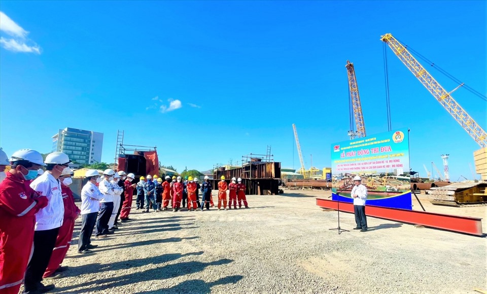 Lễ phát động thi đua 02 công trình chào mừng kỷ niệm 40 năm Ngày thành lập Đảng bộ và Công đoàn Vietsovpetro. Ảnh: CĐN