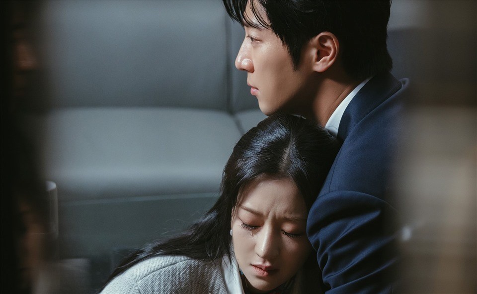 Seo Ye Ji và Lee Sang Yeob trong phim. Ảnh: CMH. Seo Ye Ji và Lee Sang Yeob trong phim. Ảnh: CMH.