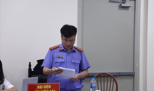Đại diện Viện Kiểm sát công bố bản luận tội, đề nghị mức án với ông Trần Phương Bình và 9 bị cáo khác. Ảnh: V.D