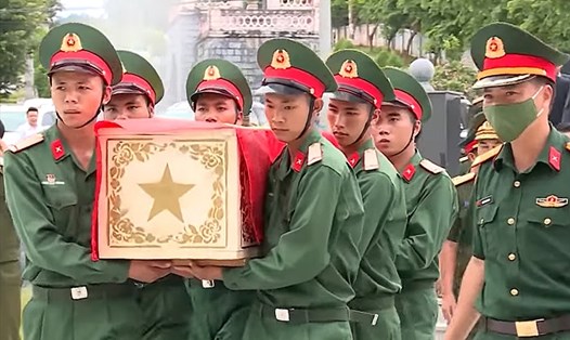Điện Biên tổ chức lễ truy điệu và an táng 6 hài cốt liệt sĩ quân tình nguyện Việt Nam hy sinh trên nước bạn Lào. Ảnh: Xuân Tiến