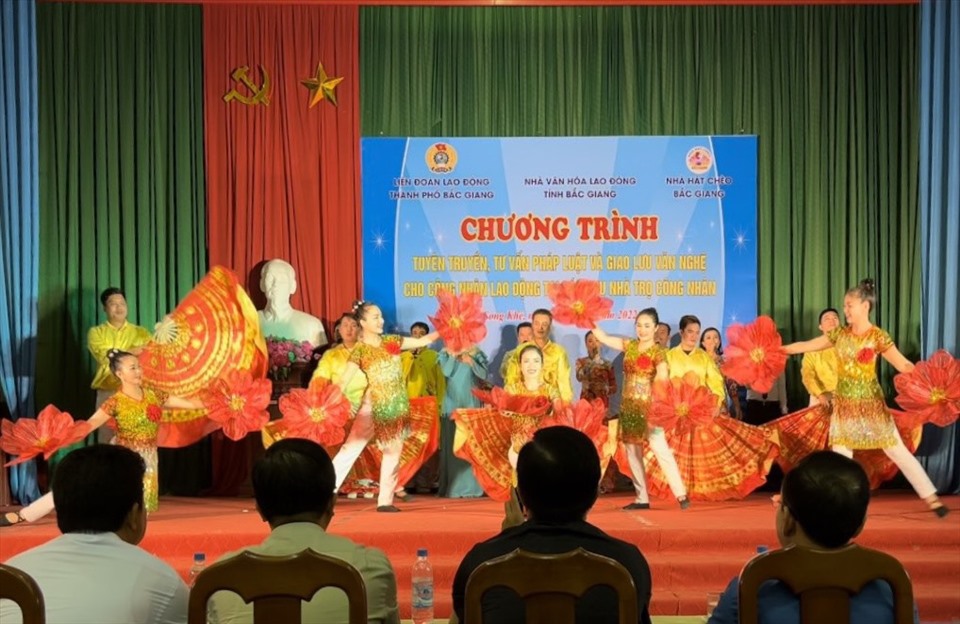 Tiết mục giao lưu văn nghệ tại hội nghị.