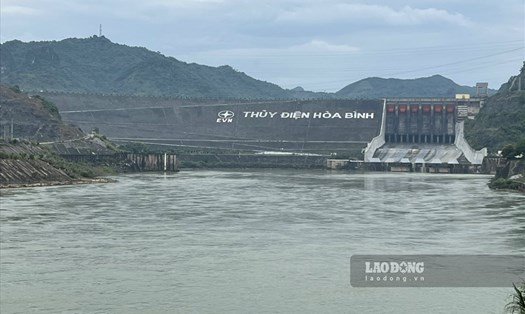 Chiều 17.6.2022, Thủy điện Hòa Bình và Thủy điện Sơn La đóng bớt 1 cửa đáy xả lũ. Ảnh: LDO