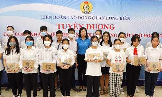 Liên đoàn Lao động quận Long Biên tuyên dương con công nhân viên chức lao động vượt khó học giỏi năm học 2021 - 2022. Ảnh: CĐQ