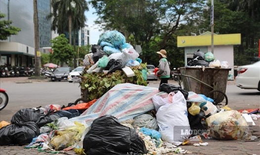 Hà Nội xuất hiện các "núi" rác bốc mùi hôi thối, dù bãi rác Nam Sơn không bị chặn