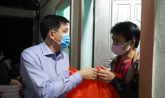 Chủ tịch LĐLĐ tỉnh Nghệ An Kha Văn Tám trao quà cho công nhân trong khu nhà trọ ở TP.Vinh. Ảnh: QĐ