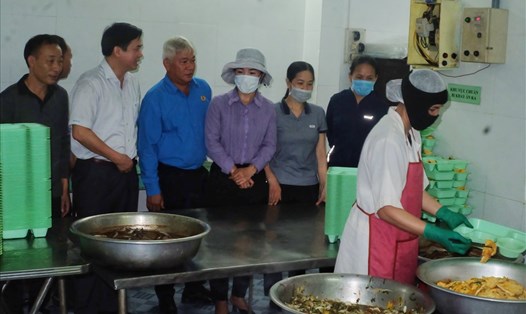 LĐLĐ tỉnh Quảng Bình khảo sát chất lượng bữa ăn ca của người lao động. Ảnh: Đ.T