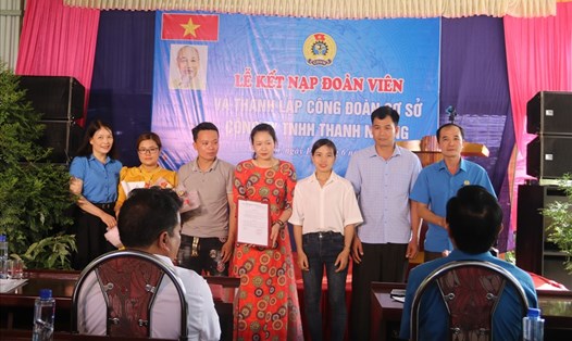 LĐLĐ huyện Mai Sơn, tỉnh Sơn La trao quyết định thành lập Công đoàn cơ sở cho Công ty TNHH Thanh Nhung. Ảnh: Khánh Linh