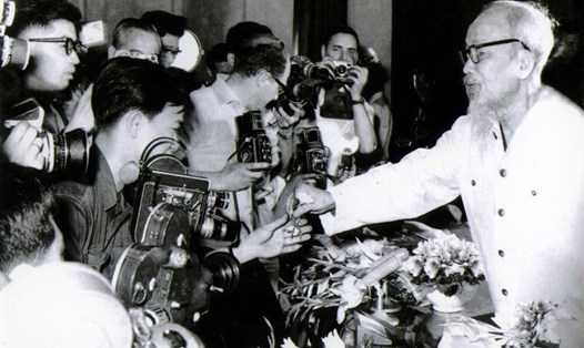 Chủ tịch Hồ Chí Minh gặp gỡ phóng viên các cơ quan báo chí trong và ngoài nước tại Thủ đô Hà Nội (5.1968). Ảnh: TTXVN