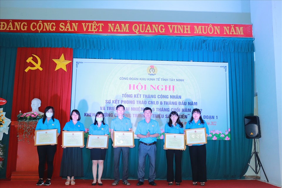 Ông Trần Lê Duy - Chủ tịch LĐLĐ Tây Ninh trao bằng khen của Tổng Liên Đoàn Lao Động Việt Nam cho các cá nhân và  tập thể đã có thành tích xuất sắc trong phong trào thi đua công nhân viên chức lao động và hoạt động công đoàn năm 2021.