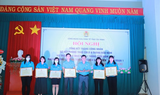 Ông Trần Lê Duy - Chủ tịch LĐLĐ Tây Ninh trao bằng khen của Tổng Liên Đoàn Lao Động Việt Nam cho các cá nhân và  tập thể đã có thành tích xuất sắc trong phong trào thi đua công nhân viên chức lao động và hoạt động công đoàn năm 2021.