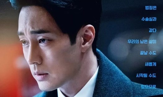 So Ji Sub giữ phong độ trong phim mới - “Bác sĩ luật sư”. Ảnh: Poster MBC.
