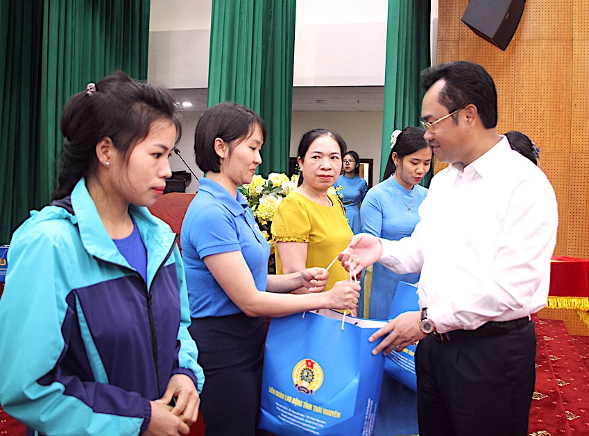 Ông Trịnh Việt Hùng - Uỷ viên Dự khuyết Ban Chấp hành Trung ương Đảng, Chủ tịch UBND tỉnh Thái Nguyên - tặng quà người lao động tại hội nghị đối thoại. Ảnh: CĐTN
