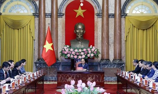 Chủ tịch nước Nguyễn Xuân Phúc tiếp Bộ trưởng, Chủ nhiệm Văn phòng Chủ tịch nước Lào  Khemmani Pholsena. Ảnh: TTXVN