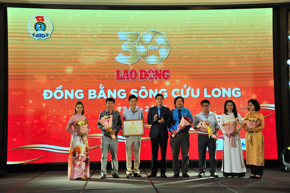 Phó Chủ tịch Tổng LĐLĐVN Ngọ Duy Hiểu trao Bằng khen của Tổng LĐLĐVN tại Lễ kỷ niệm 30 năm thành lập Văn phòng ĐBSCL. Ảnh: Lê Hoàng Vũ