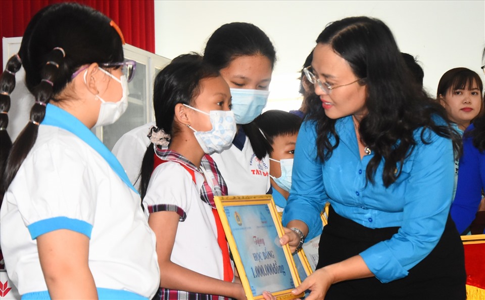 Chủ tịch LĐLĐ TP.Cần Thơ Lê Thị Sương Mai trao quà cho các em học sinh là con của đoàn viên Công đoàn, người lao động. Ảnh: Th.N