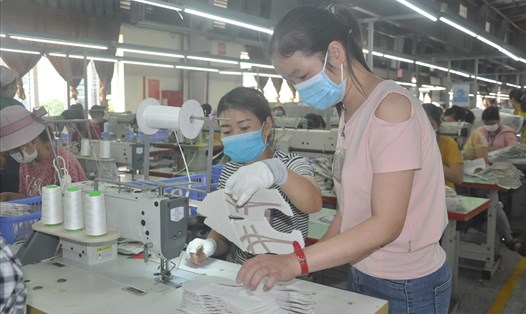Công nhân lao động tại một doanh nghiệp may ở Hà Nội. Ảnh: Bảo Hân