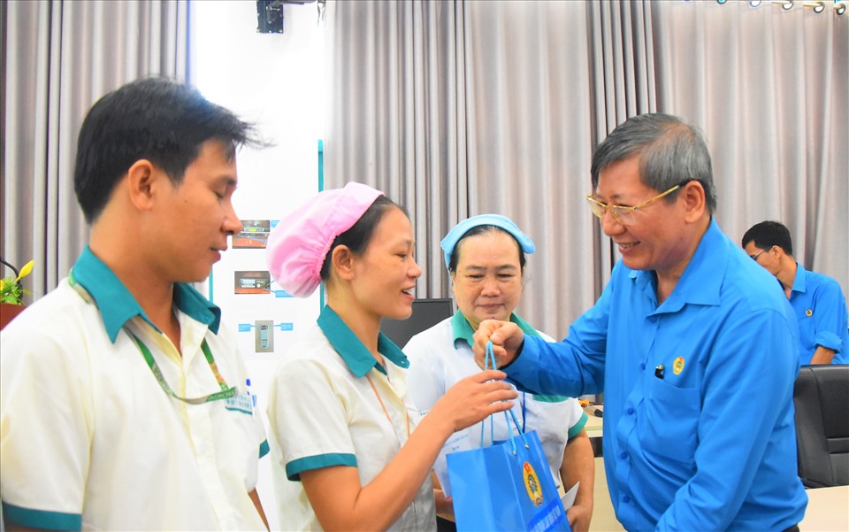 Phó Chủ tịch Thường trực Tổng LĐLĐVN Trần Thanh Hải tặng quà cho người lao động Công ty TNHH Lạc Tỷ II (Hậu Giang). Ảnh: Th.N