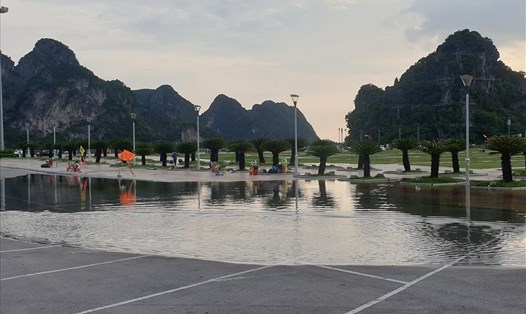 Rất hiếm khi Quảng trường 30.10 bị ngập nước biển do triều cường. Ảnh: Nguyễn Hùng