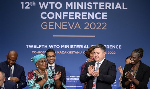 Tổng Giám đốc Tổ chức Thương mại Thế giới Ngozi Okonjo-Iweala (trái) trong phiên bế mạc Hội nghị Bộ trưởng Tổ chức Thương mại Thế giới tại trụ sở WTO ở Geneva ngày 17.6. Ảnh: AFP