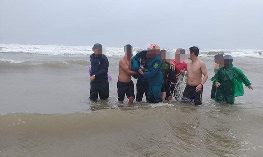Vùng biển xã Kỳ Phú (huyện Kỳ Anh, tỉnh Hà Tĩnh) nơi từng có người dân gặp nạn được ứng cứu đưa vào bờ. Ảnh: KA.
