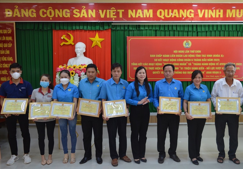 Bà Thạch Thị Thu Hà trao Bằng khen cho các cá nhân có thành tích xuất sắc trong hoạt động Tháng Công nhân, Tháng hành động về ATVSLĐ  năm 2022.