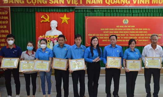 Bà Thạch Thị Thu Hà trao Bằng khen cho các cá nhân có thành tích xuất sắc trong hoạt động Tháng Công nhân, Tháng hành động về ATVSLĐ  năm 2022.