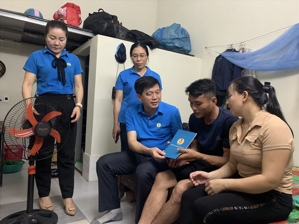 Lãnh đạo LĐLĐ tỉnh Nghệ An và Công đoàn Khu kinh tế Đông Nam thăm, tặng quà công nhân thuê trọ. Ảnh: TT