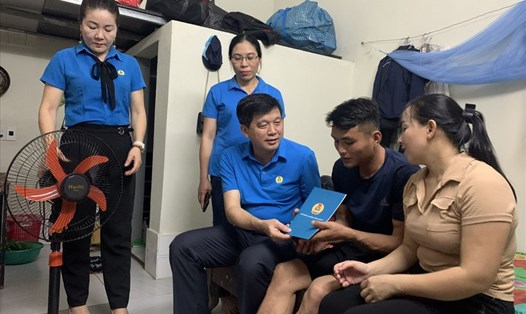 Lãnh đạo LĐLĐ tỉnh Nghệ An và Công đoàn Khu kinh tế Đông Nam thăm, tặng quà công nhân thuê trọ. Ảnh: TT