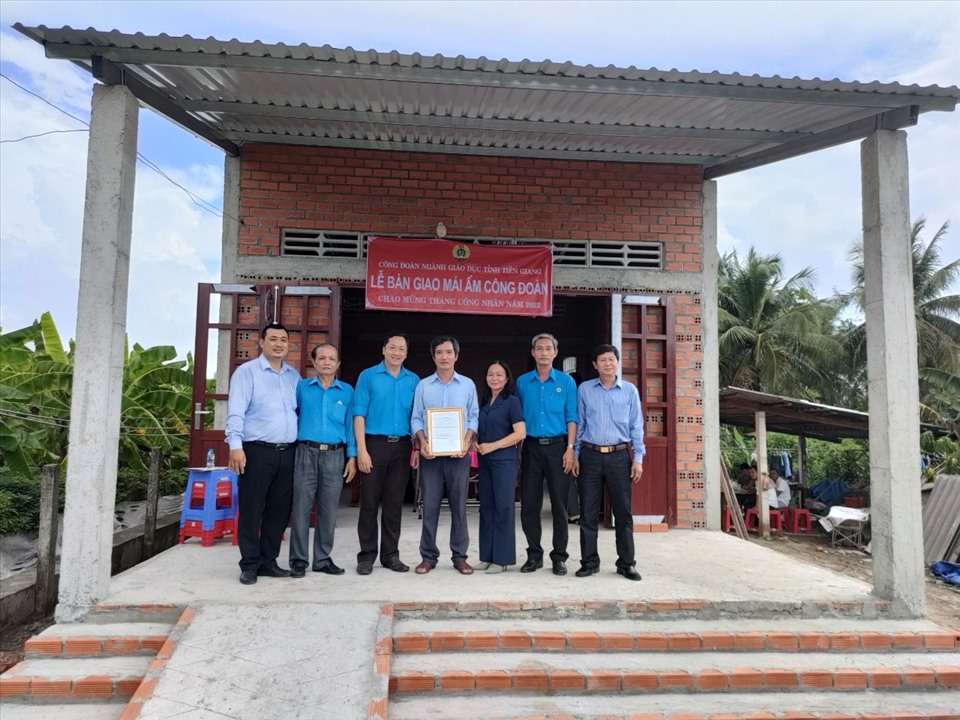 Chủ tịch CĐGD tỉnh Lưu Nhơn Đức trao quyết định cho thầy Võ Trần Bình. Ảnh CĐGD