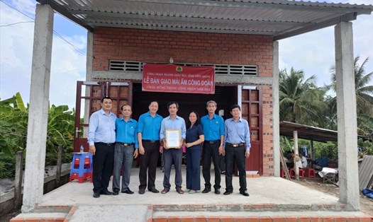 Chủ tịch CĐGD tỉnh Lưu Nhơn Đức trao quyết định cho thầy Võ Trần Bình. Ảnh CĐGD