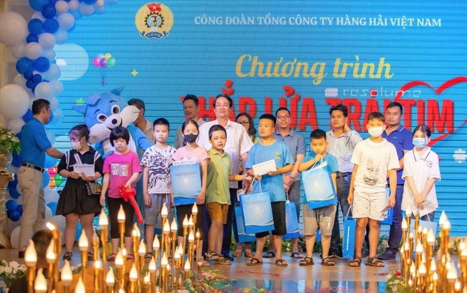 Lãnh đạo Công đoàn Tổng Công ty Hàng hải Việt Nam  tặng quà cho các cháu tại Chương trình "Thắp lửa trái tim" năm 2022. Ảnh: CĐHH