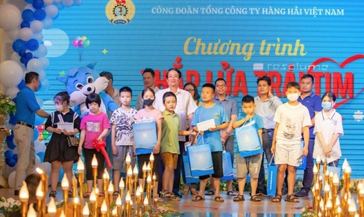 Lãnh đạo Công đoàn Tổng Công ty Hàng hải Việt Nam  tặng quà cho các cháu tại Chương trình "Thắp lửa trái tim" năm 2022. Ảnh: CĐHH