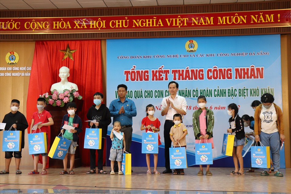 Công đoàn KCNC-KCN Đà Nẵng đã trao 291 suất quà cho cho con em công nhân có hoàn cảnh đặc biệt khó khăn trong buổi tổng kết Tháng công nhân năm 2022. Ảnh: Nguyễn Linh