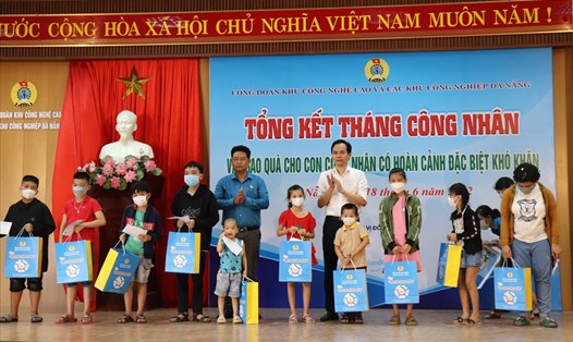 Công đoàn KCNC-KCN Đà Nẵng đã trao 291 suất quà cho cho con em công nhân có hoàn cảnh đặc biệt khó khăn trong buổi tổng kết Tháng công nhân năm 2022. Ảnh: Nguyễn Linh
