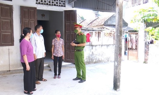 Lực lượng Công an tuyên truyền để người dân trên địa bàn tỉnh Ninh Bình nắm bắt được thủ đoạn lừa đảo của các đối tượng xấu. Ảnh: NT