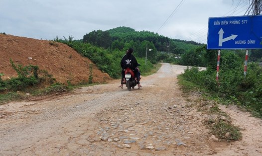 Tuyến huyện lộ 6 ở xã Phú Gia đã xuống cấp nặng nhiều năm nay. Ảnh: TT.