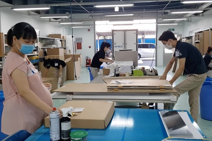 Người lao động tại Đồng Nai quan tâm vấn đề tăng lương tối thiểu vùng từ ngày 1.7. Ảnh: Hà Anh Chiến