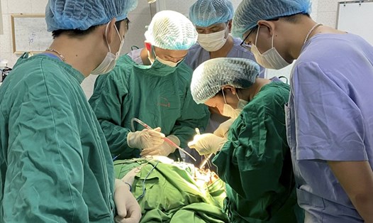 Các bác sĩ Trung tâm II và Bệnh viện Đa Khoa tỉnh Lai Châu phối hợp thực hiện phẫu thuật cho trẻ khuyết tật. Ảnh: CTV