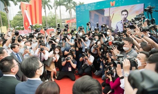 Chuyển đổi số là yêu cầu tất yếu của báo chí. Trong ảnh: Phóng viên báo chí đang tác nghiệp tại các sự kiện của Hội Nhà báo Việt Nam. Ảnh: T.VƯƠNG
