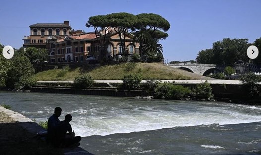 Sông Tevere tại Isola Tiberina có nguy cơ khô cạn trong đợt hạn hán ở Rome tháng 6.2022. Ảnh chụp màn hình