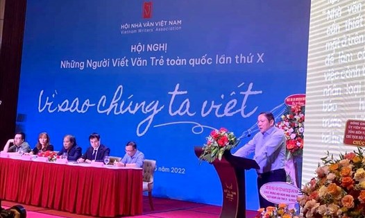 Bộ trưởng Bộ Văn hoá Thể thao và Du lịch cho biết, sẽ đồng hành với Hội nhà văn Việt Nam để cùng trả lời câu hỏi vì sao chúng ta thiếu những tác phẩm văn học giá trị cao. Ảnh: Tường Minh
