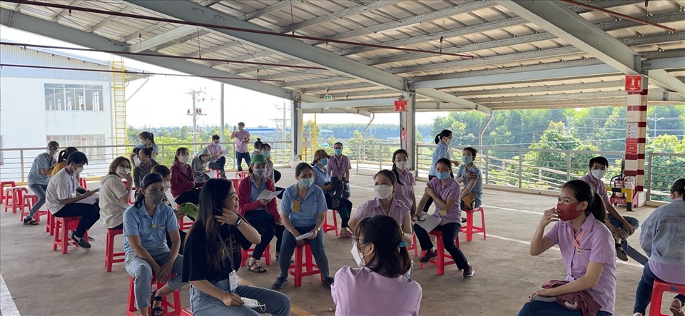 Công nhân Công ty TNHH Cibao (TP.Long Khánh) tiêm vaccine mũi 3 và 4. Ảnh: CĐ LK