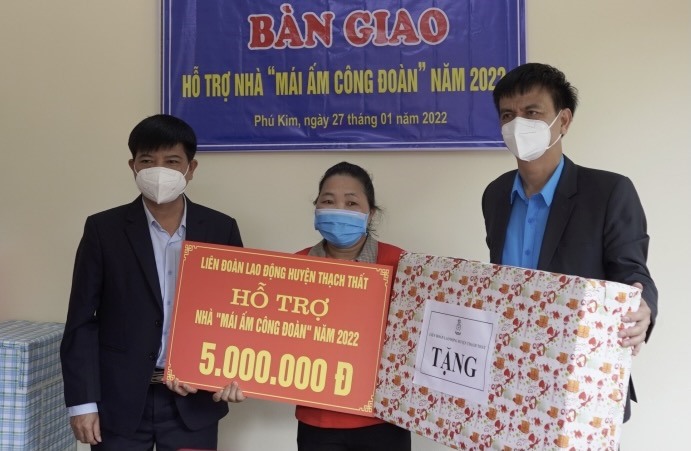 Hỗ trợ kinh phí nhà Mái ấm Công đoàn là hoạt động luôn được Liên đoàn Lao động huyện Thạch Thất quan tâm. Ảnh minh hoạ: CĐH
