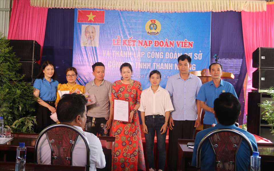 Đại diện LĐLĐ Sơn La trao Quyết định thành lập công đoàn cơ sở cho doanh nghiệp. Ảnh: Khánh Linh