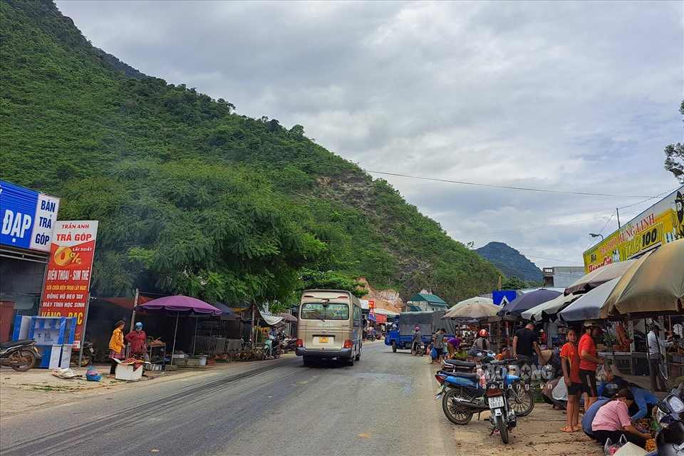 Các khu chợ ven tuyến Quốc lộ 6 khiến bề rộng mặt đường nhỏ lại. Ảnh: Trần Trọng