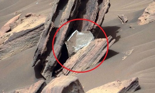 Tàu thám hiểm NASA phát hiện vật thể sáng bóng trên bề mặt sao Hỏa. Ảnh: NASA